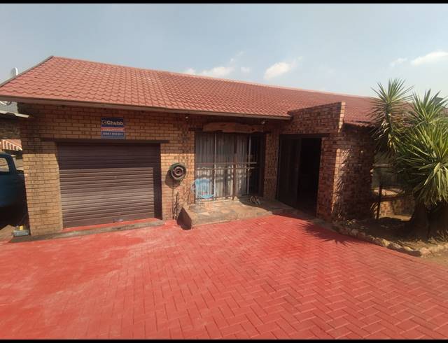 5 BEDROOM DETACHED FOR SALE IN TASBET PARK EXT 1
